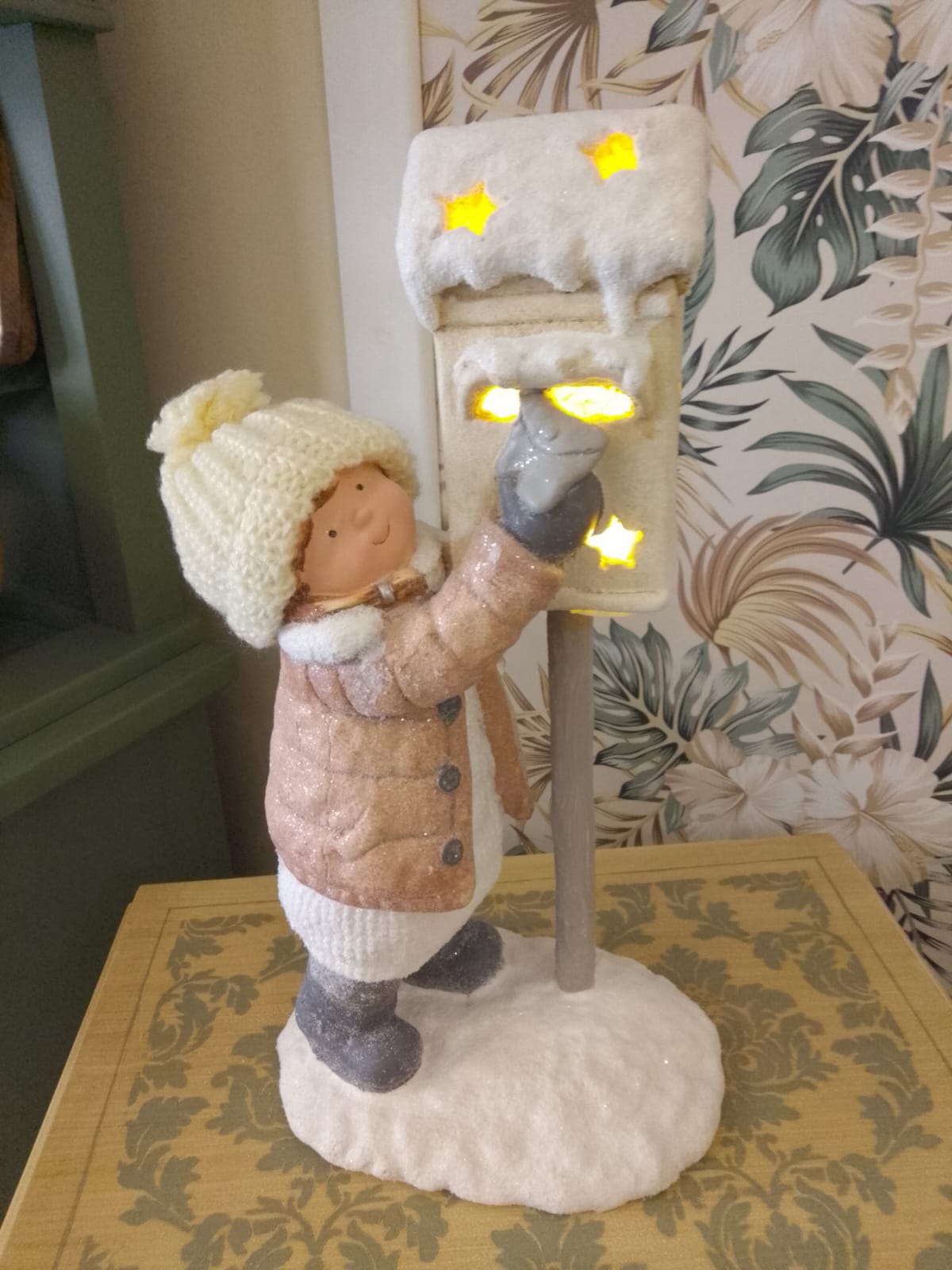 Bimba che imbuca la letterina