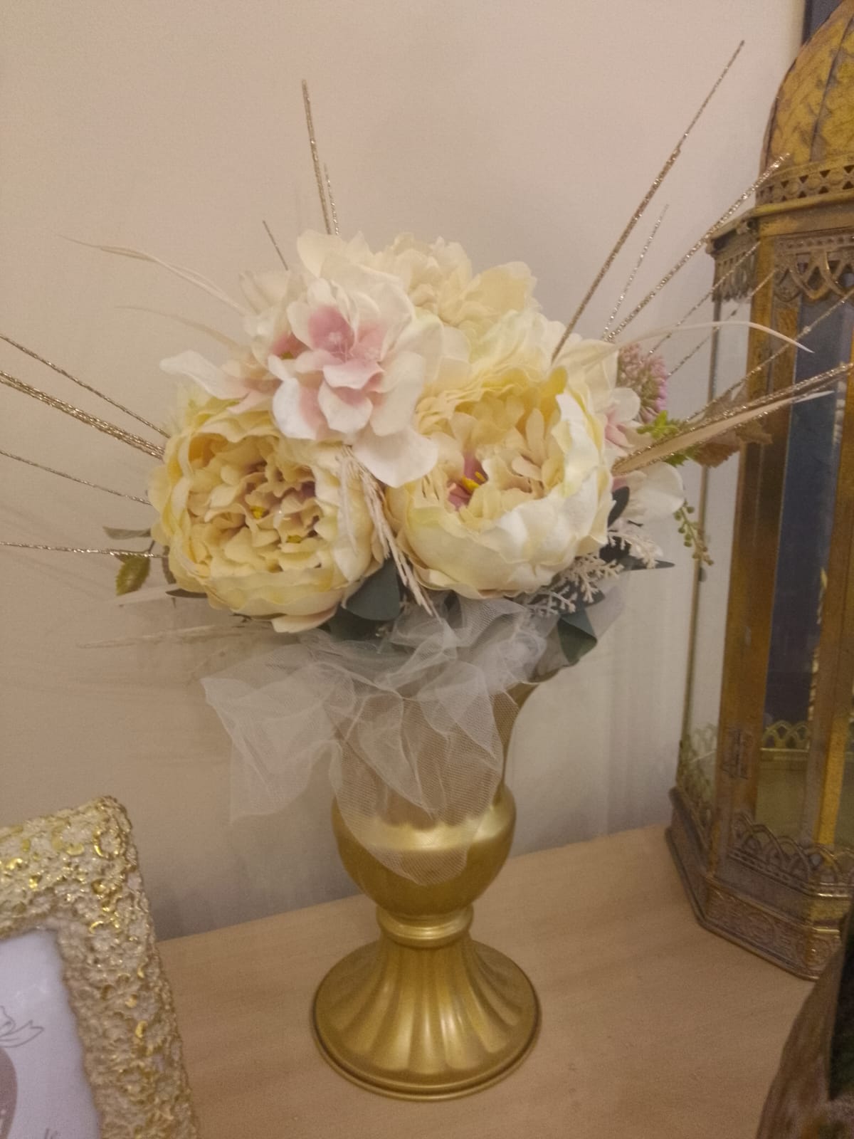 Vaso Decorativo Ferro con Composizione Floreale - Centrotavola Elegante